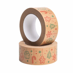 rouleaux d'adhésif Noël pour fermeture colis, posés sur une planche avec de la farine et des biscuits pain d'épice